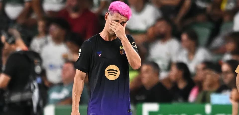 Jugador con cabello rosa se cubre la cara