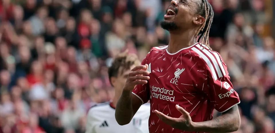 Jugador de Liverpool lamentando una jugada fallida