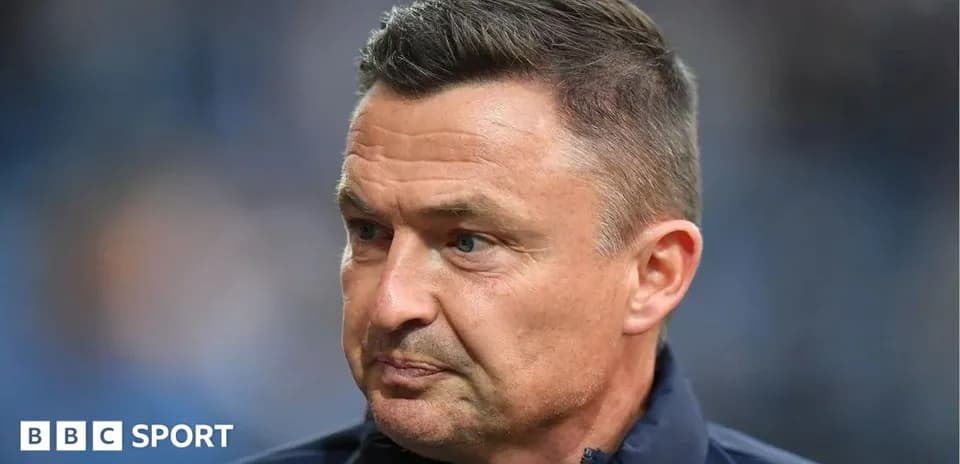 Entrenador reflexionando durante el partido