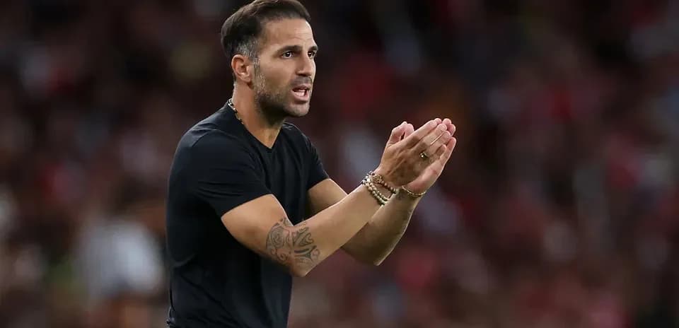 Entrenador dirigiendo al equipo desde la banda