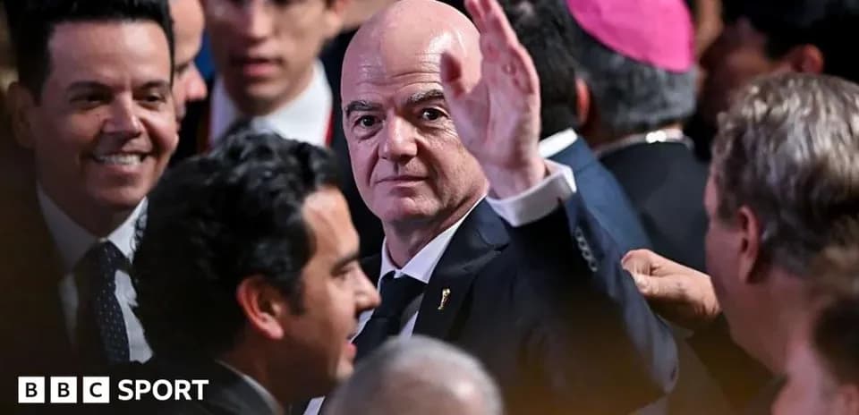 Gianni Infantino saludando en evento deportivo