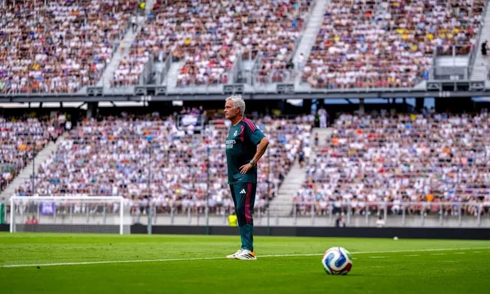 Entrenador observando el partido desde la línea de banda