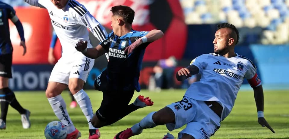 Jugadores de Huachipato y Colo Colo en acción