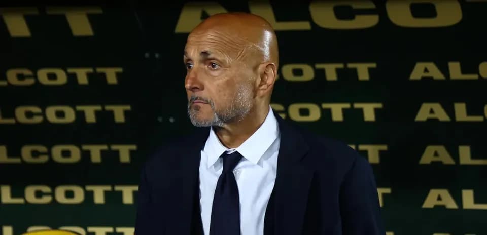 Entrenador observando desde la zona técnica