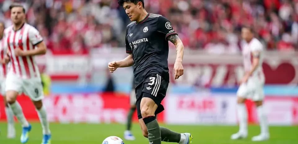 Jugador driblando el balón durante un partido