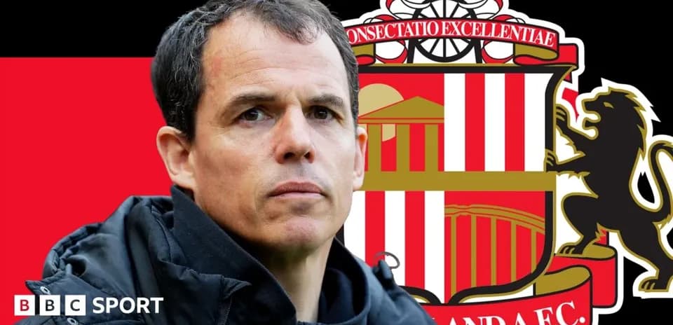 Entrenador con escudo del Sunderland A.F.C. de fondo