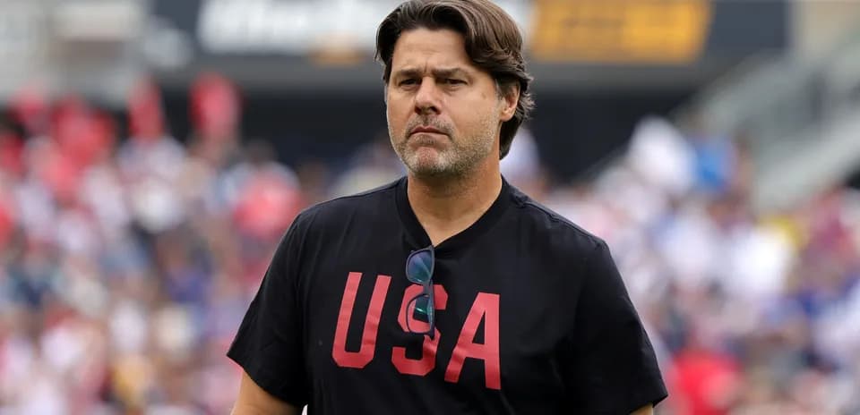 Entrenador caminando en el campo antes del partido