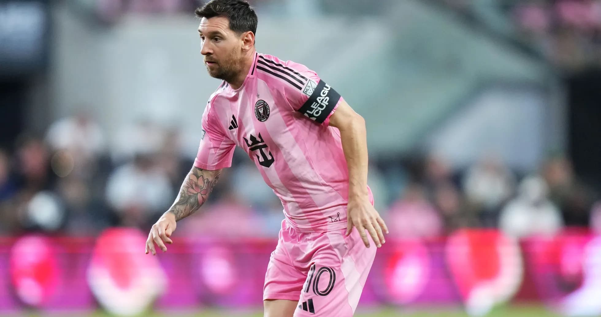 Lionel Messi corriendo con balón en el campo