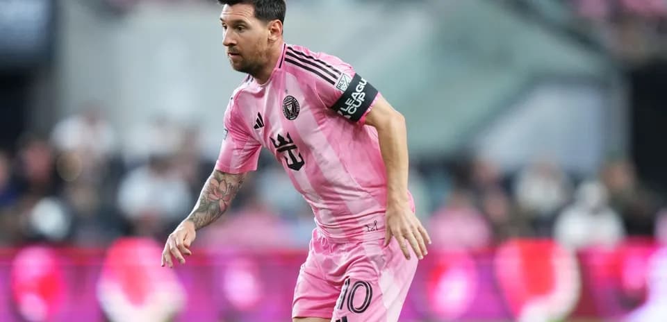 Lionel Messi corriendo con balón en el campo