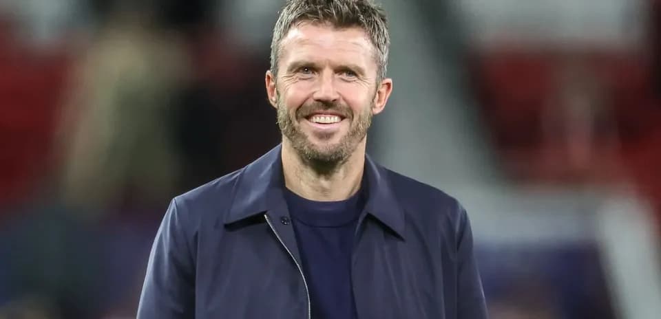 Entrenador sonriendo en el campo de juego