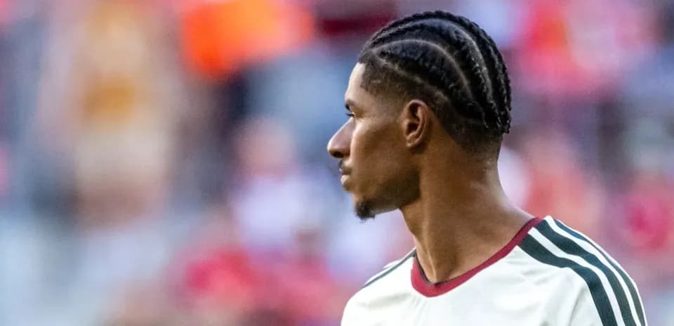 Jugador con trenzas en uniforme de entrenamiento