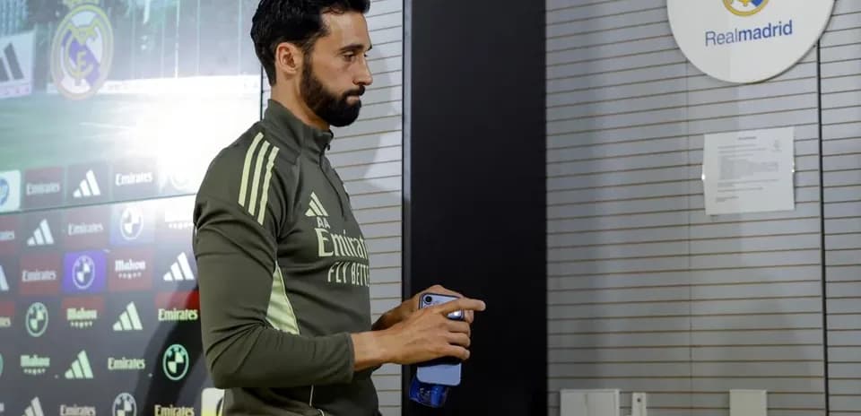Jugador de Real Madrid entrando a la sala de prensa