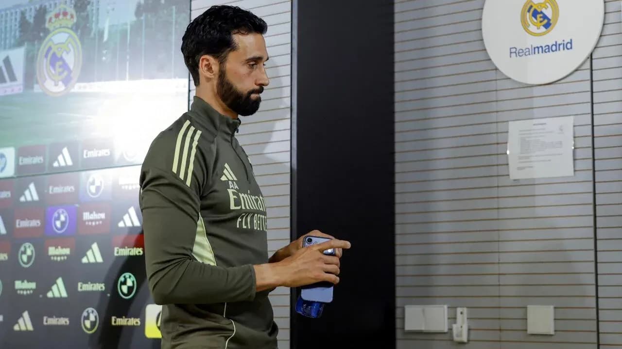 Jugador de Real Madrid entrando a la sala de prensa