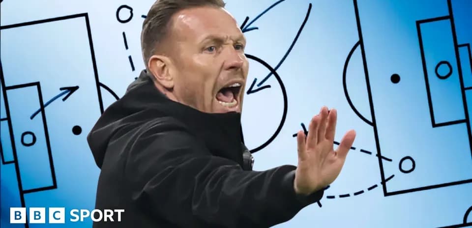 Entrenador gesticulando durante una sesión táctica