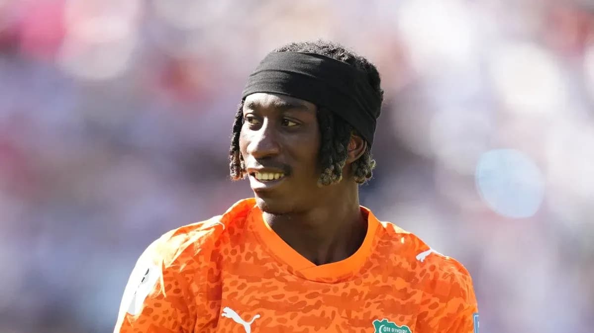 Jugador con camiseta naranja en el campo de fútbol