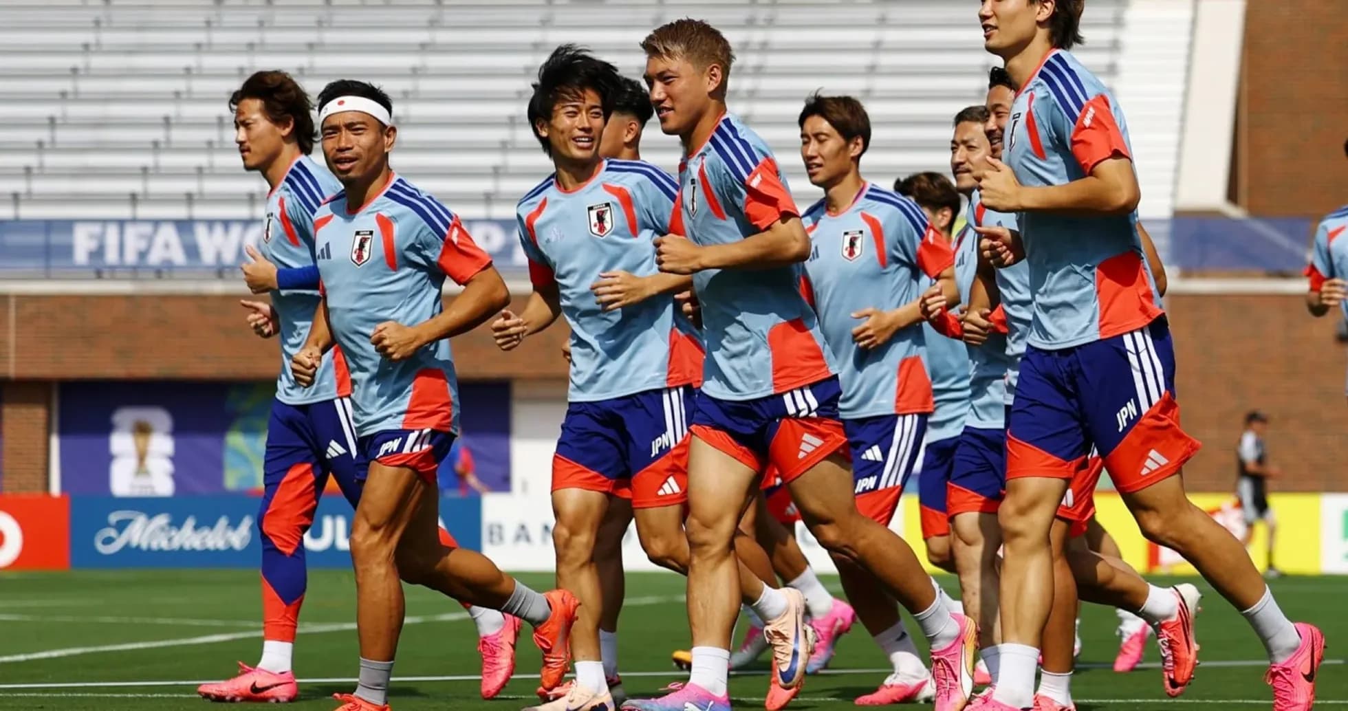Jugadores de Japón corriendo en sesión de entrenamiento