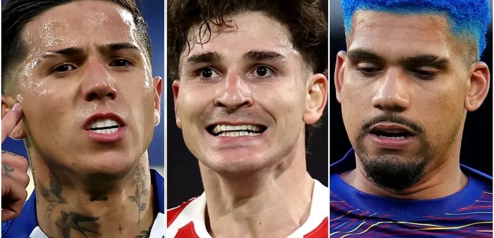 Tres jugadores de fútbol posando en retrato