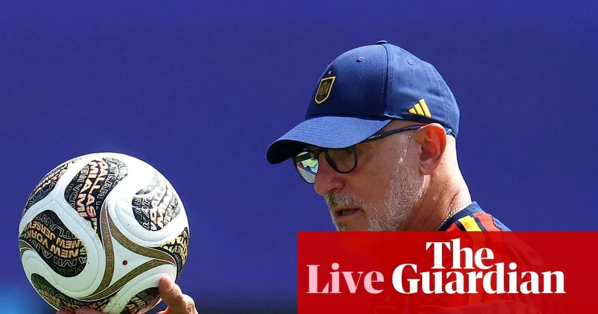 Entrenador sosteniendo un balón de fútbol durante entrenamiento