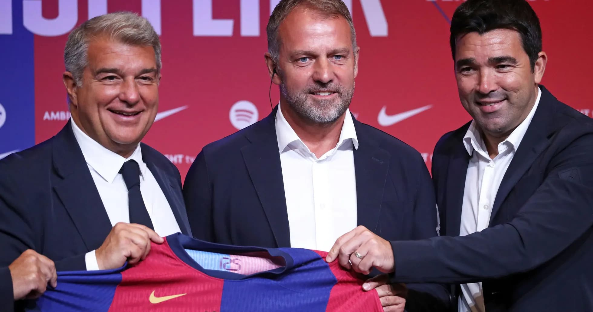 Directivos de FC Barcelona presentan nueva camiseta