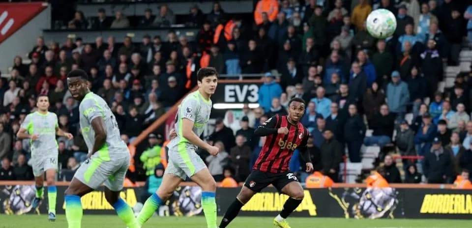 Jugador de Bournemouth disparando a portería