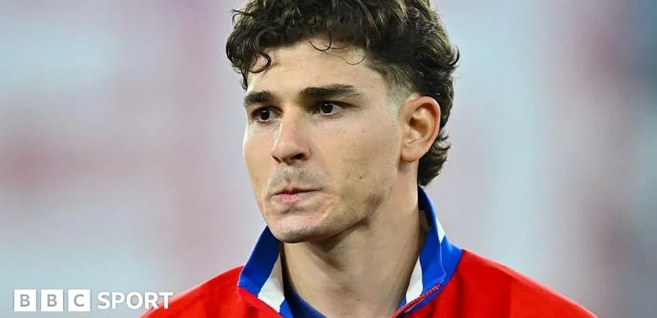 Jugador en uniforme rojo mirando hacia el frente
