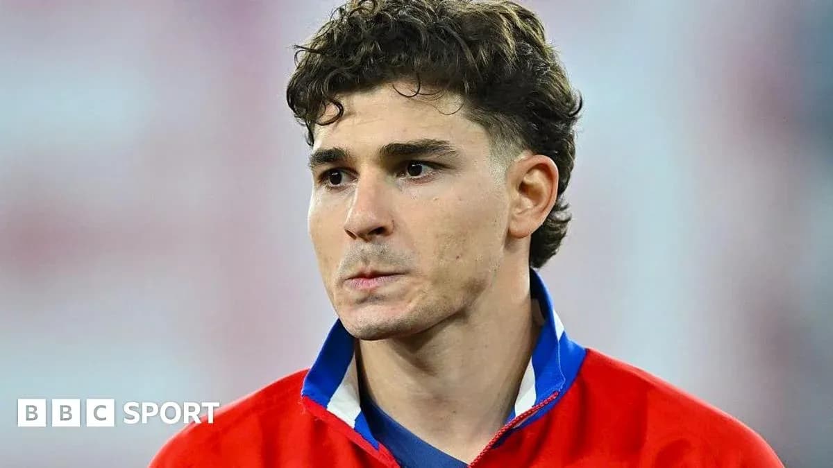 Jugador en uniforme rojo mirando hacia el frente