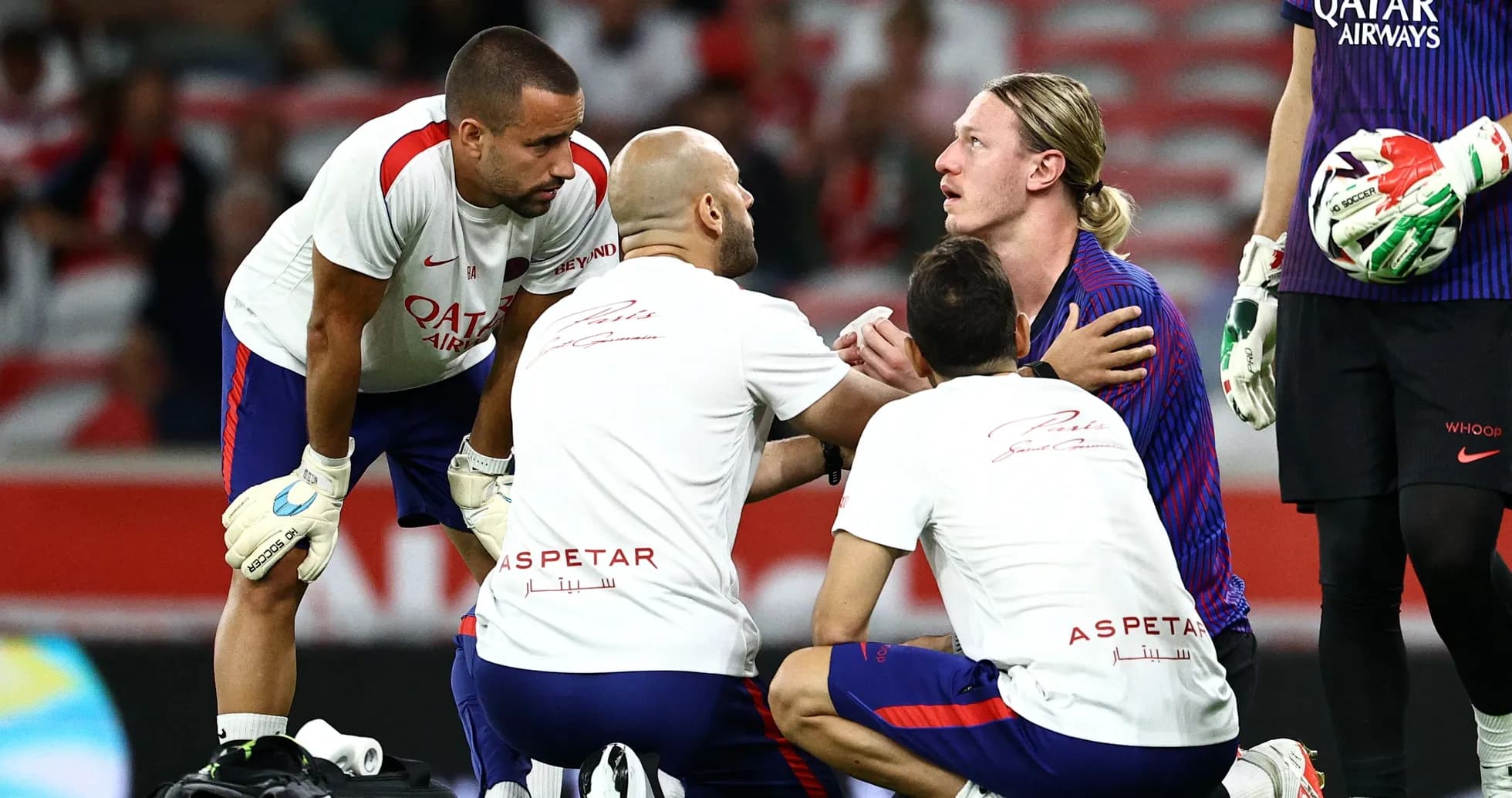 Entrenadores atendiendo a jugador en el campo