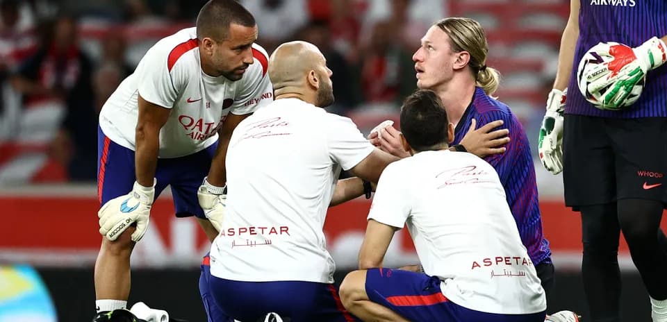 Entrenadores atendiendo a jugador en el campo