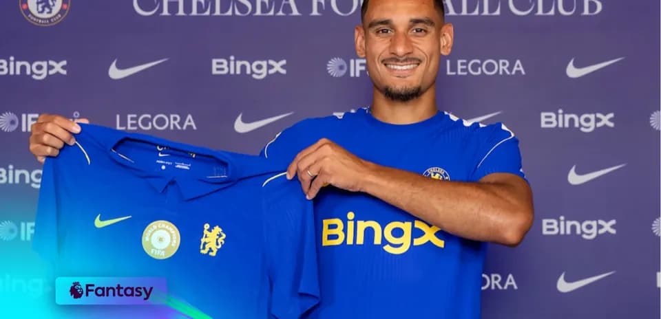 Jugador sosteniendo camiseta del Chelsea en presentación