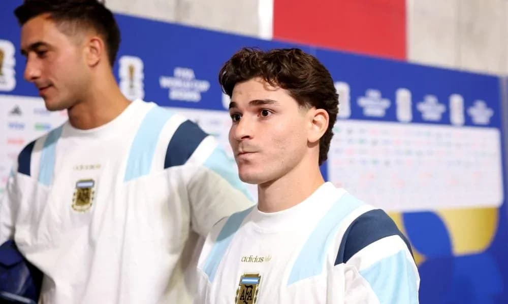 Jugadores argentinos en zona mixta antes del partido