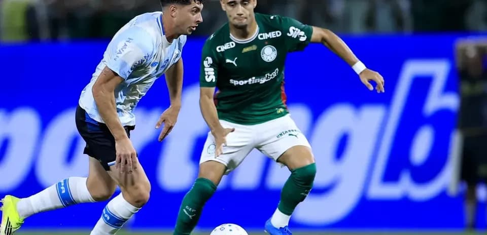 Jugadores de Gremio y Palmeiras en acción