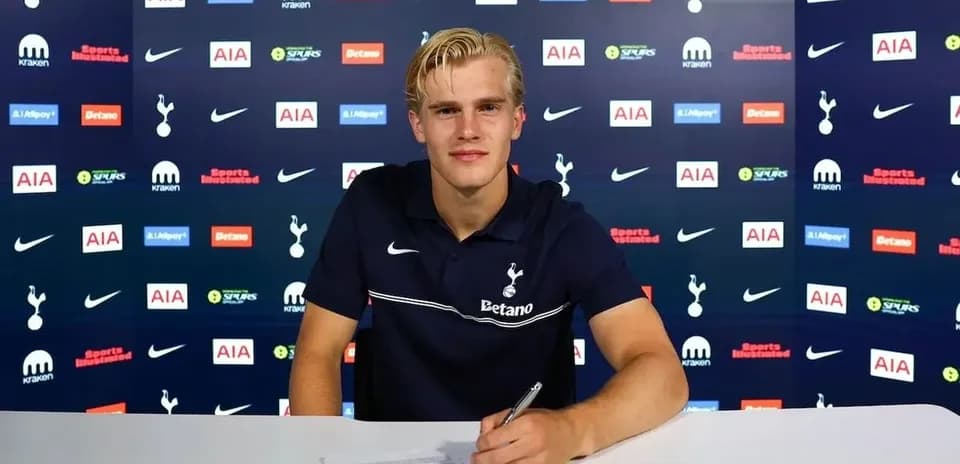 Jugador firmando contrato en rueda de prensa