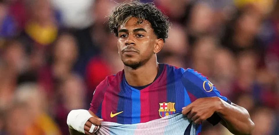 Jugador del Barcelona mostrando su camiseta durante partido