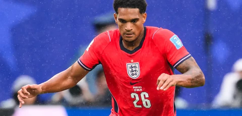Jugador de Inglaterra corriendo en un partido de fútbol