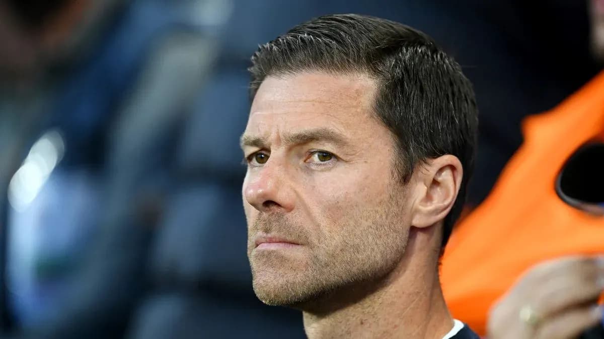Entrenador observando el partido desde el banquillo