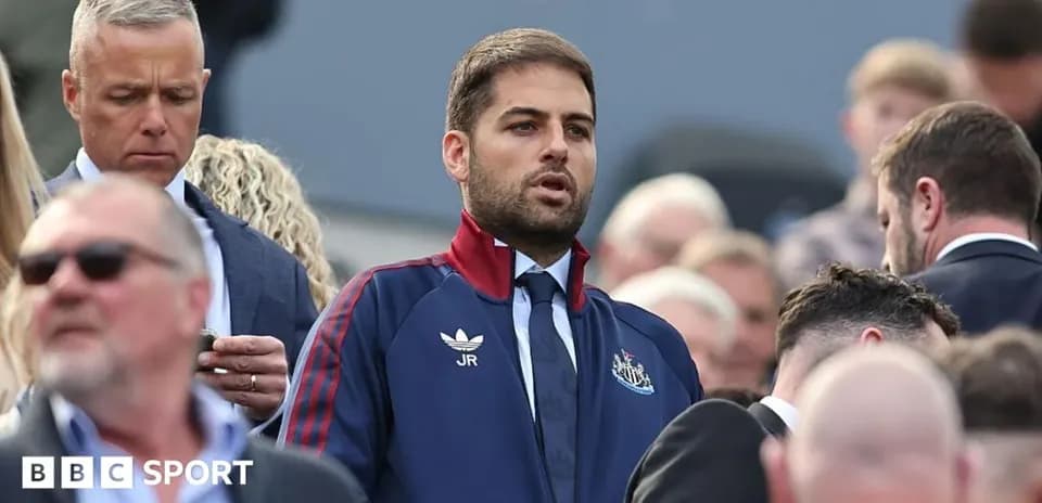 Hombre con chaqueta de Newcastle entre la multitud