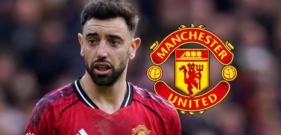 Bruno Fernandes con el escudo del Manchester United