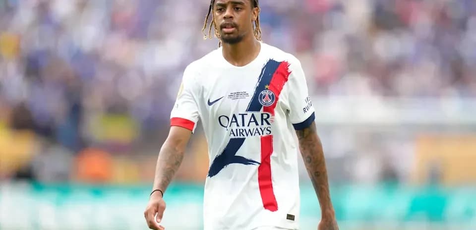 Jugador de PSG caminando en el campo durante partido
