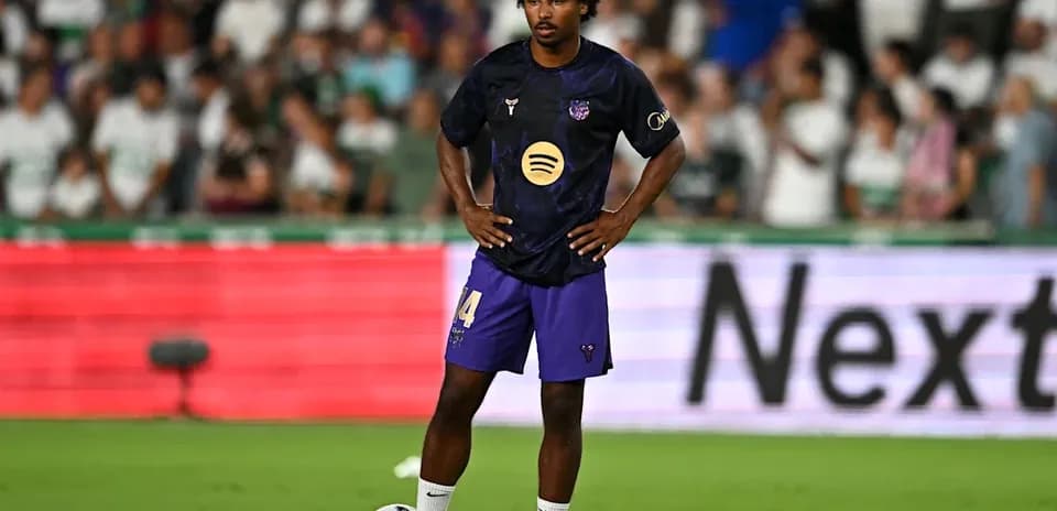 Jugador de fútbol preparando tiro libre en el campo