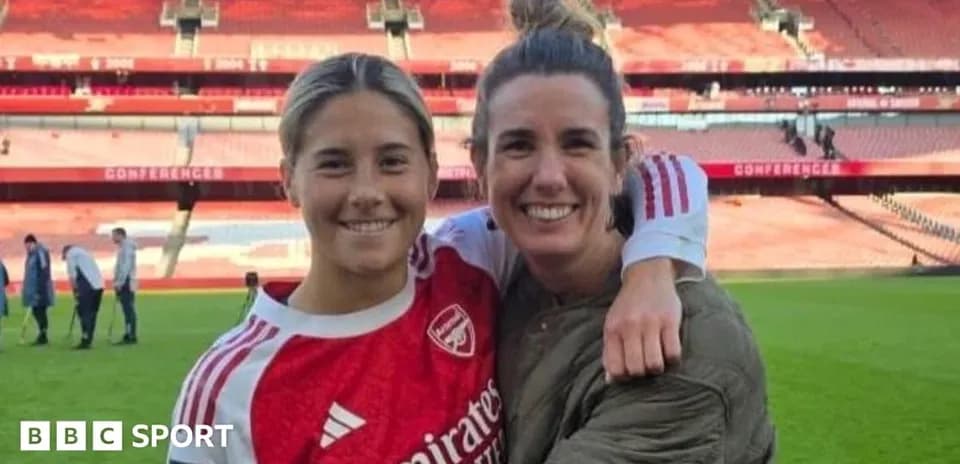 Jugadoras de Arsenal posando en el estadio vacío