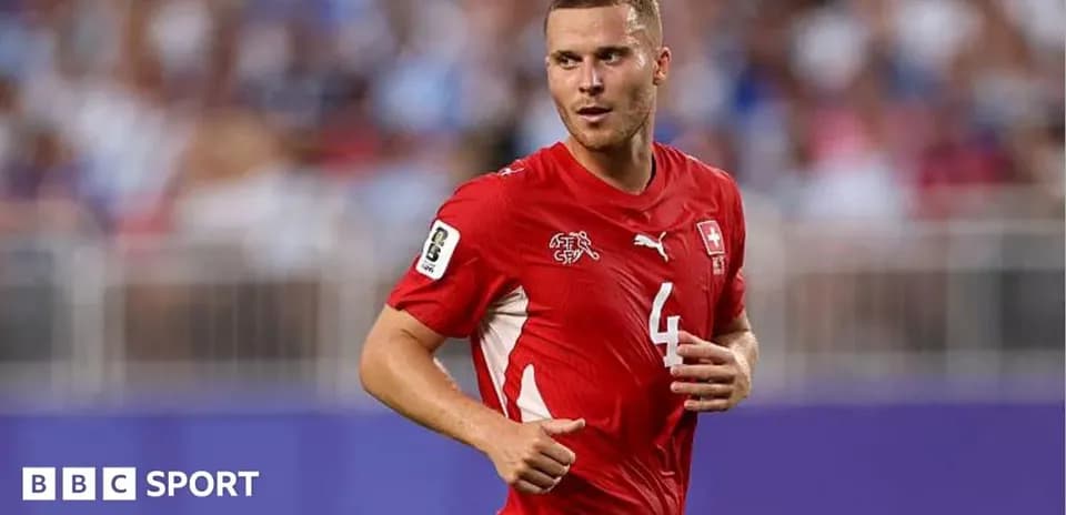 Jugador suizo con camiseta roja en el campo