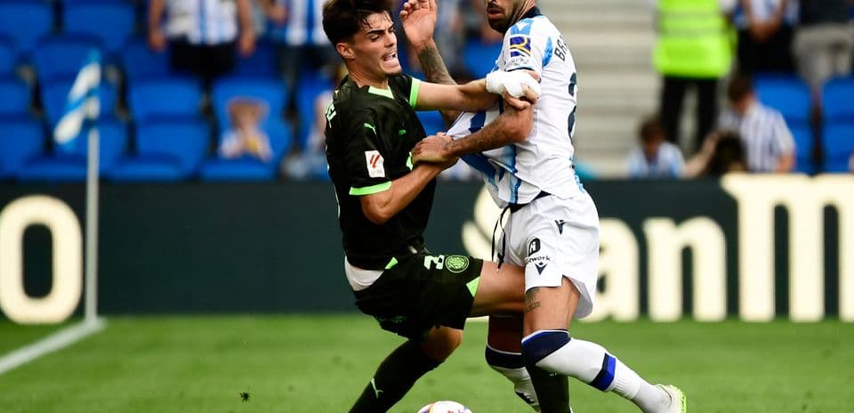 Dos jugadores compitiendo por el balón en La Liga