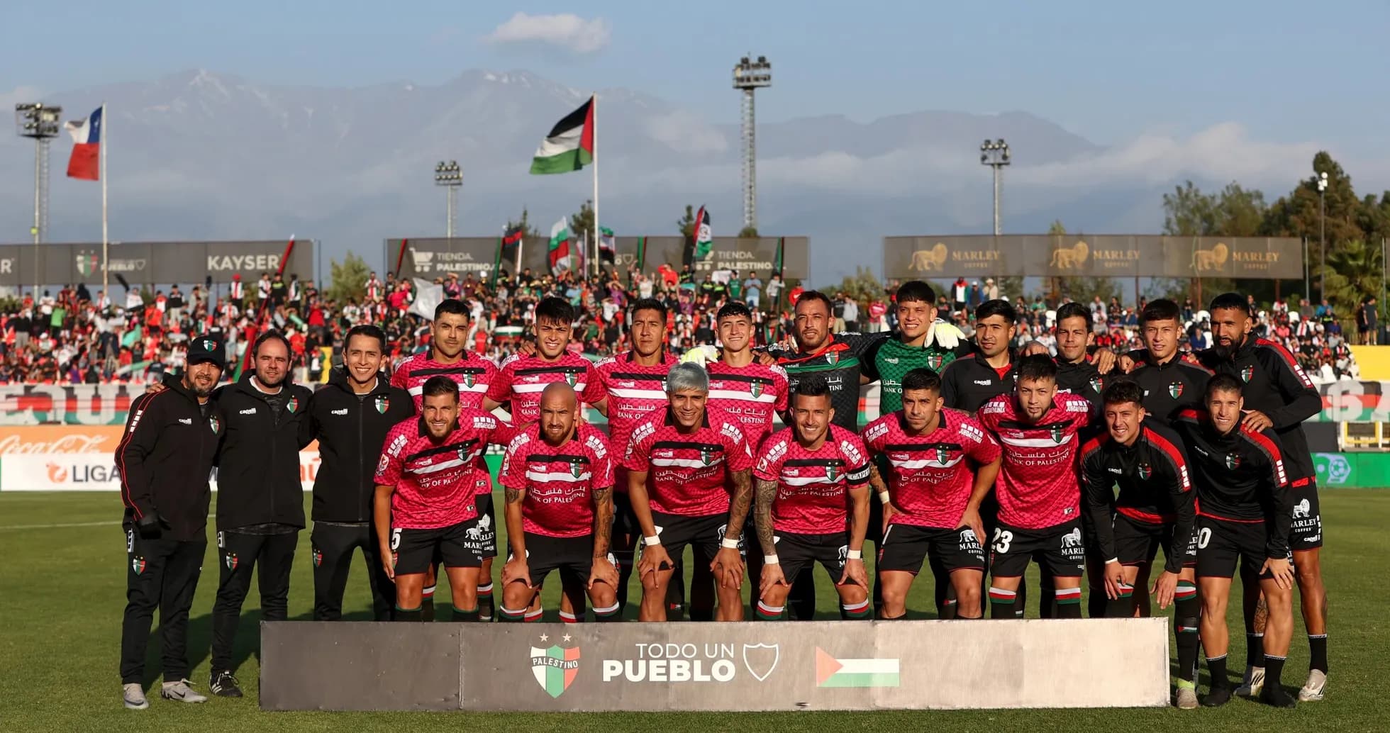 Plantel de Palestino en el estadio