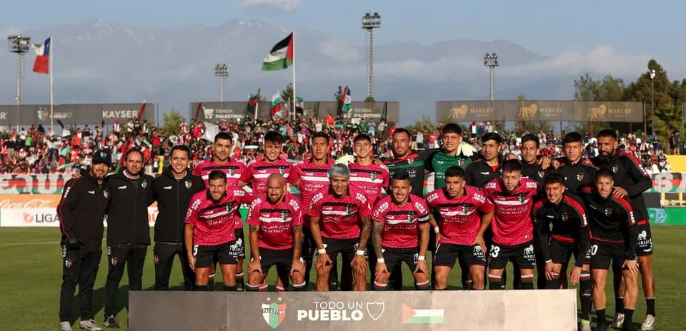 Plantel de Palestino en el estadio