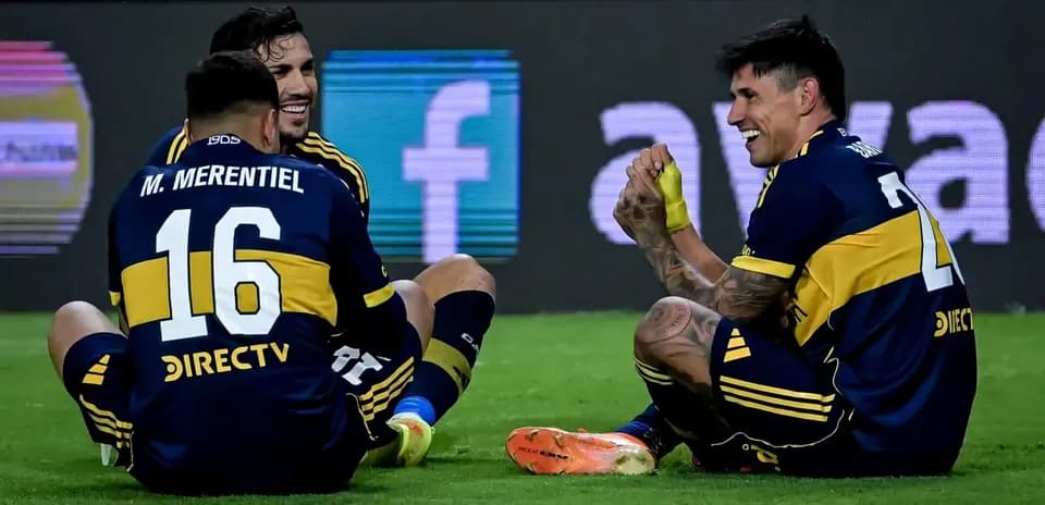 Jugadores de Boca Juniors riendo en el campo