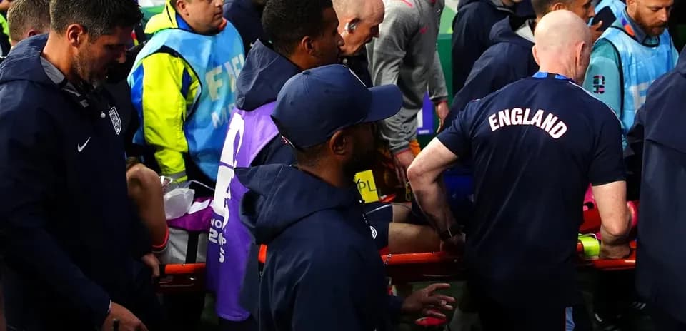 Personal médico trasladando jugador lesionado en camilla