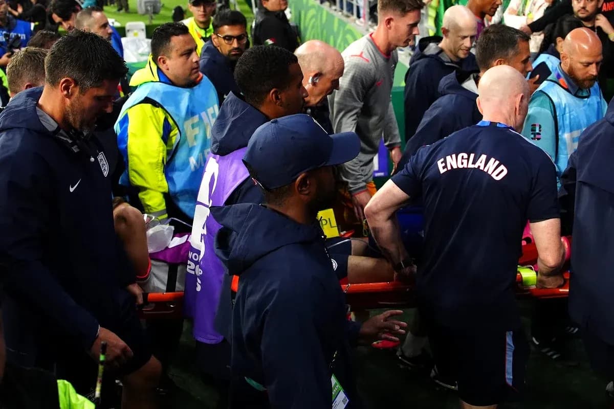 Personal médico trasladando jugador lesionado en camilla
