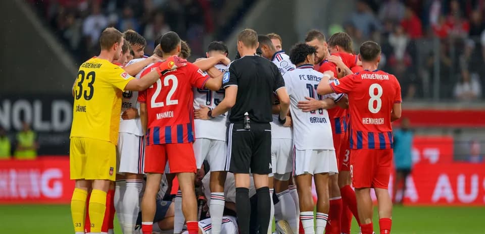 Jugadores de ambos equipos en una reunión en el campo