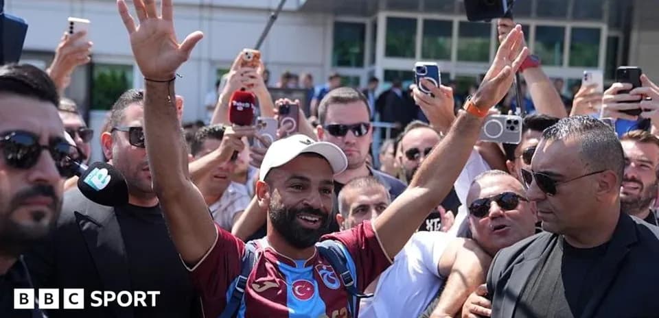 Jugador saludando a fanáticos en evento público