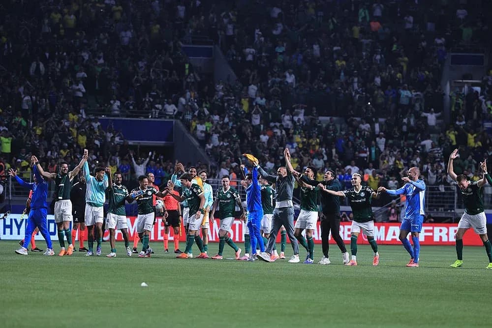 Jugadores de Palmeiras celebrando con aficionados
